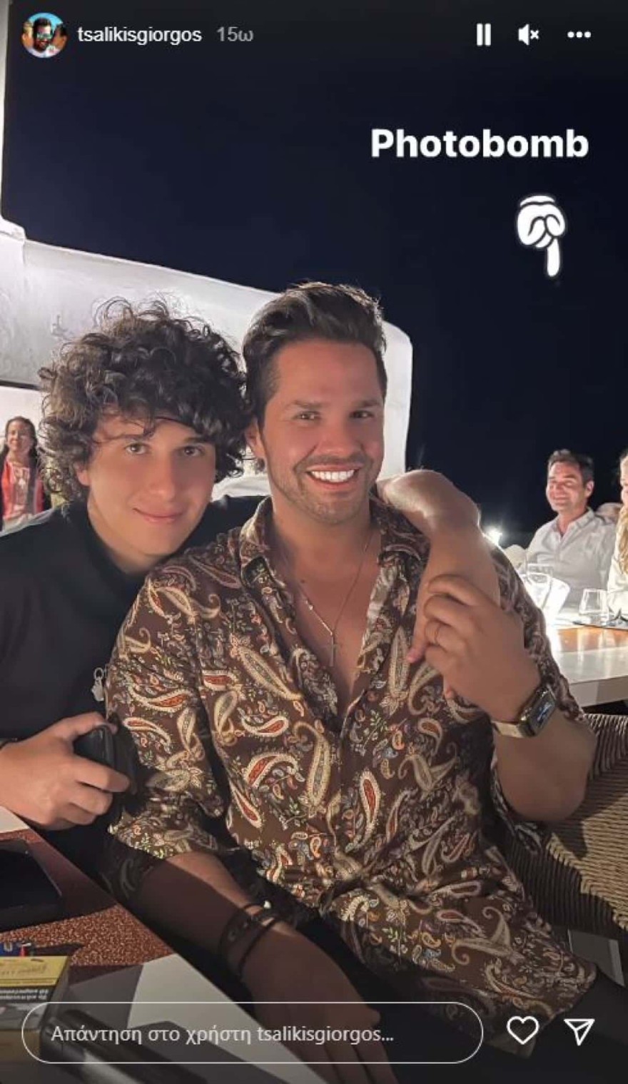 Ο Τσαλίκης με τον γιο του ποζάρουν με φόντο τον Φέντερερ