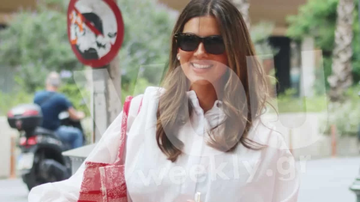 Σε ανοργάνωτη παραλία με πλαστικό καρεκλάκι - Ακομπλεξάριστη η Τσιμτσιλή στις διακοπές της στην Πάρο