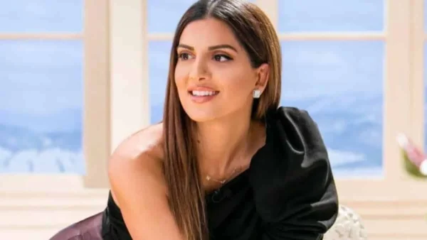 Παρέα με την κόρη της αγναντεύουν το Αιγαίο - Οι νέες φωτογραφίες της Σταματίνας Τσιμτσιλή από την Πάρο