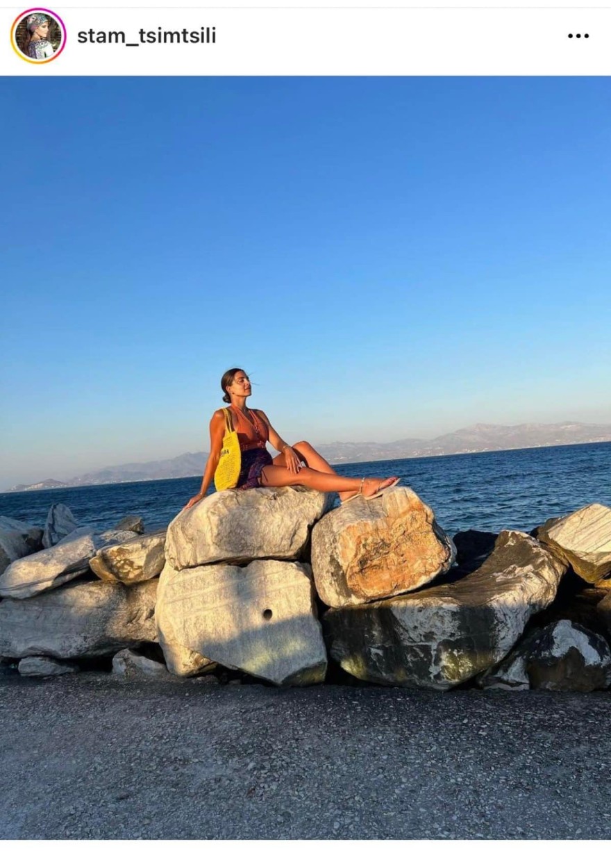 Η Τσιμτσιλή ξαπλωμένη στα βραχάκια της Πάρου