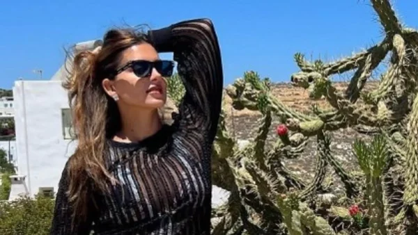 Τα έλεγαν σε νησιώτικο πεζούλι - Η βραδινή έξοδος της μαυρισμένης Τσιμτσιλή με τη Χρουσαλά