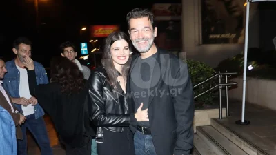 Με στενό τζιν και μαύρο crop top και έντονο eyeliner - "Έκλεψε" τις εντυπώσεις η Τζένη Καζάκου στο πλευρό του πατέρα της