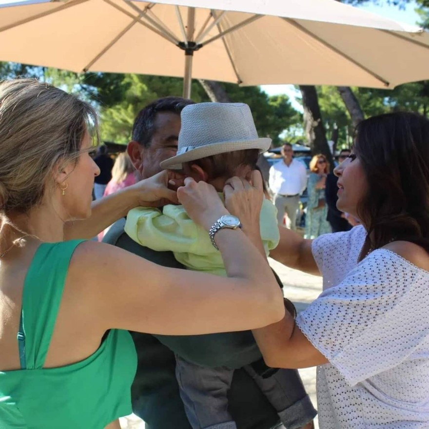 Η Βάσω Γουλιελμάκη ντύνει το βαφτιστήρι της