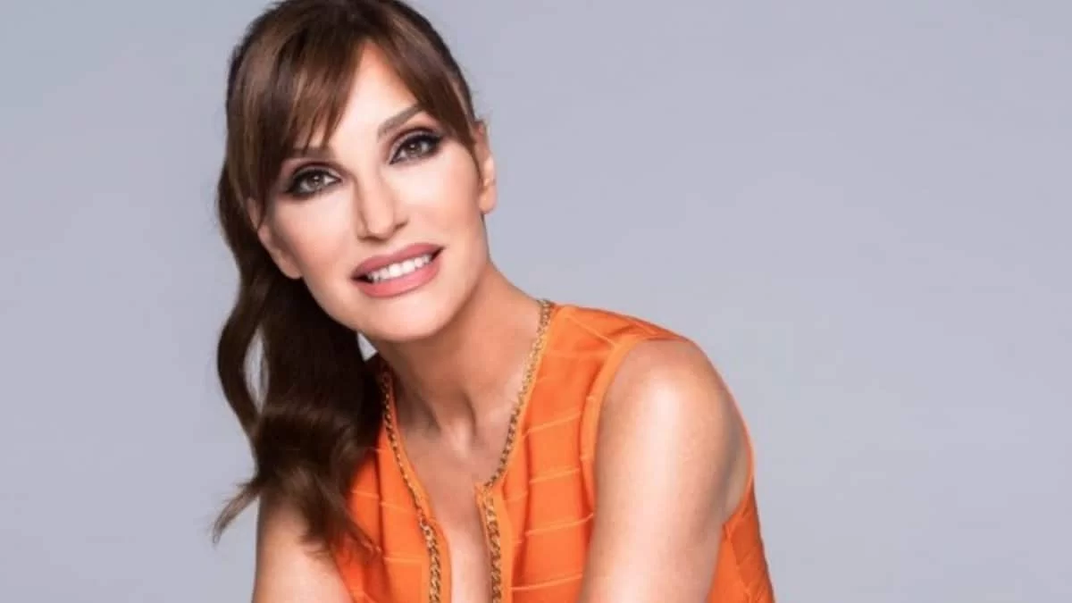 Με μπλε μπικίνι στην Χαλκιδική - Η Βίκυ Χατζηβασιλείου ποζάρει αρετουσάριστη στα 58 της