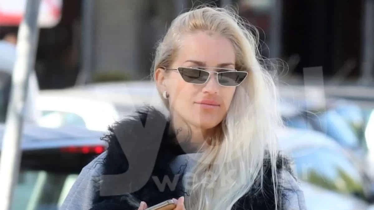 Με μαύρο ολόσωμο μαγιό στην παραλία η Βικτώρια Καρύδα - Φωτογραφίες χωρίς ίχνος μακιγιάζ και φίλτρα