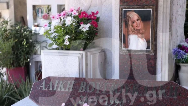 Μνημόσυνο Αλίκης Βουγιουκλάκη: Συντετριμμένος ο αδερφός της πάνω από τον ανθοστολισμένο τάφο της