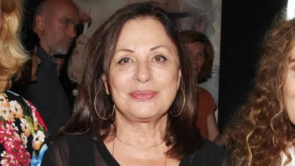 Έτσι όπως δεν την έχουμε ξανά δει: Με ψάθινο καπέλο και γυαλιά ηλίου - Σούσουρο με την Χάρις Αλέξιου