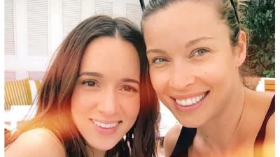 Κορμιά που σοκάρουν στα 39 και 37 τους έτη - Η Μαριέττα Χρουσαλά και η Καλομοίρα ποζάρουν στην πισίνα αγκαλιασμένες