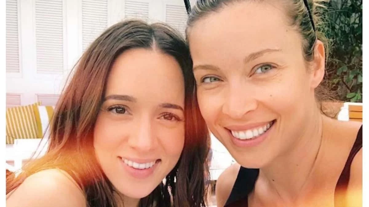 Κορμιά που σοκάρουν στα 39 και 37 τους έτη - Η Μαριέττα Χρουσαλά και η Καλομοίρα ποζάρουν στην πισίνα αγκαλιασμένες