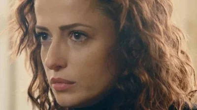 Χαμογελάει παιχνιδιάρικα στον φακό - Η σπάνια φωτογραφία της Χρύσας Παπά με μπικίνι στην παραλία