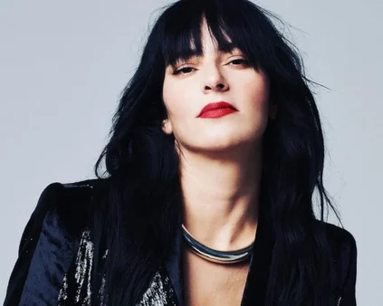 Ζενεβιέβ Μαζαρί: Ποζάρει με μαύρο μαγιό και φόντο το απέραντο γαλάζιο του Αιγαίου