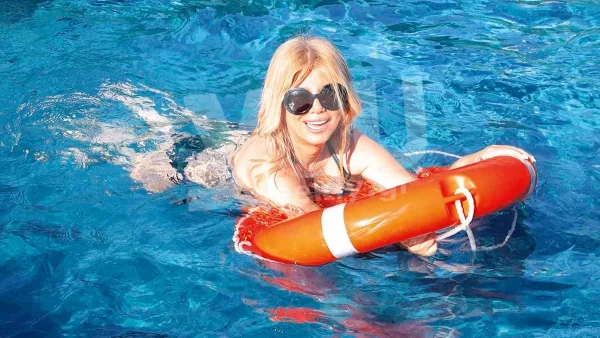 Σε 5αστερο ξενοδοχειακό συγκρότημα με πισίνα - Φωτογραφίες από τις διακοπές της Κουτσελίνη με την κόρη της