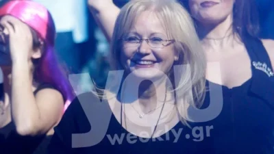 Με χρωματιστά γυαλιά και λευκό καφτάνι - Σπάνιες στιγμές ανεμελιάς της Αγγελικής Νικολούλη στην παραλία