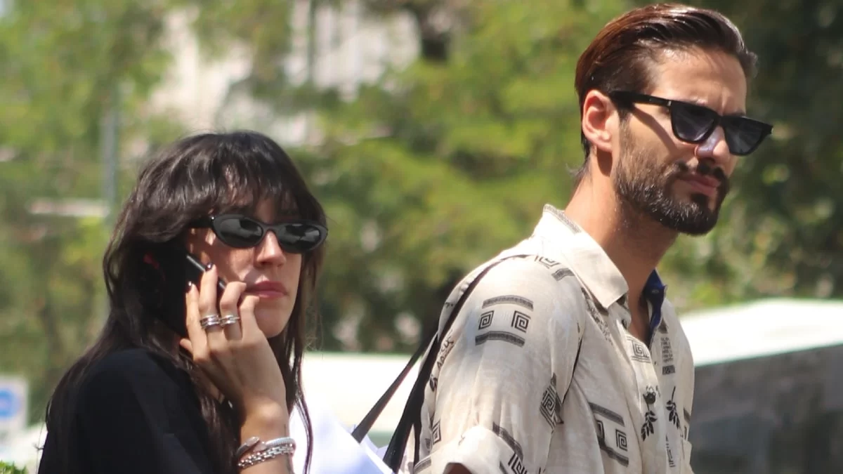 Οι casual εμφανίσεις της Ραφαέλας Ψαρρού και του Γιώργου Καράβα στους δρόμους της Αθήνας