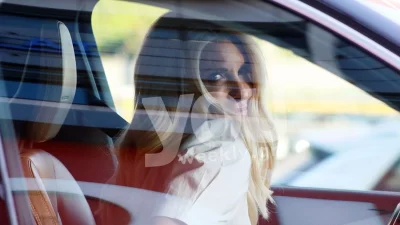 Το πουκάμισο μόνο έκανε 100 ευρώ - Η «λιτή» εμφάνιση της Ελένης Μενεγάκη στο περίπτερο της γειτονιάς της