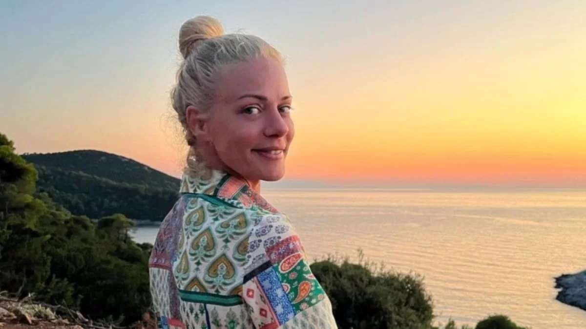 Πρέπει να την κοίταζε όλη η παραλία - Με ολόσωμο μαύρο μαγιό και πόδια γαζέλας πόζαρε η Ζέτα Μακρυπούλια στον φακό