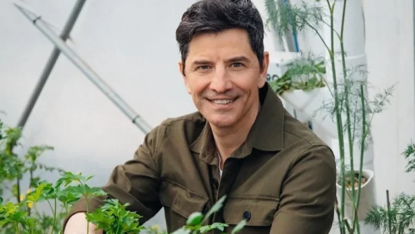 Με την εικόνα της Παναγίας στο χέρι - Η ανάρτηση του Σάκη Ρουβά που προκάλεσε "σάλο" στο διαδίκτυο