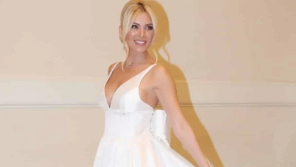 Με πορτοκαλί φόρεμα στο πλάι της νύφης - Τα πρώτα πλάνα της Κατερίνας Καινούργιου ως κουμπάρα