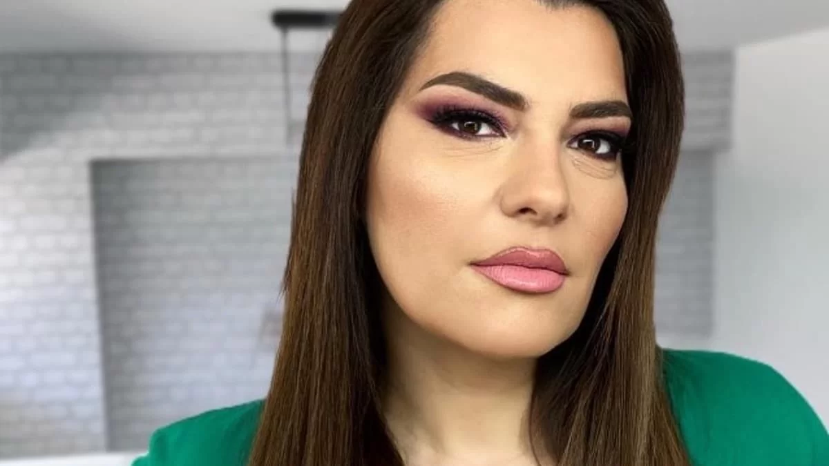 «Το καλοκαίρι ο εραστής...» - Χωρίς ίχνος μακιγιάζ κάνοντας ηλιοθεραπεία μαγεύει τα πλήθη η Κατερίνα Ζαρίφη