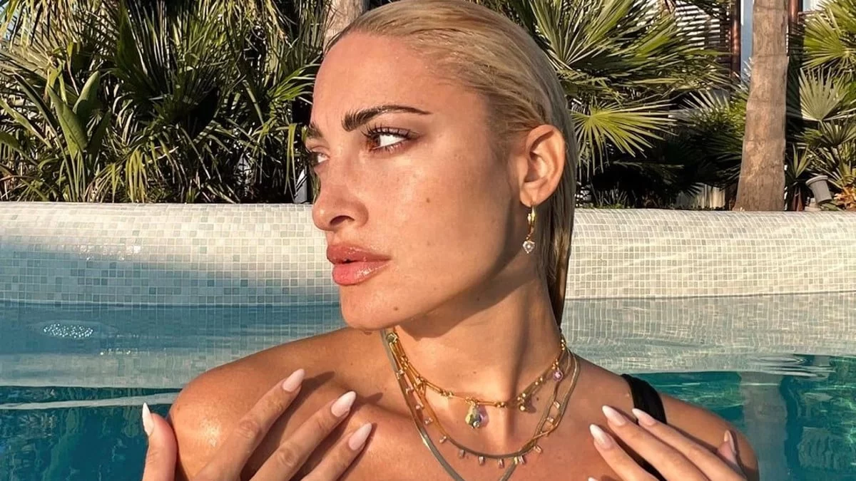 Με κίτρινο μπικίνι και φουσκωμένη κοιλίτσα - Όλο το μαγαζί «χάζευε» την Ιωάννα Τούνη