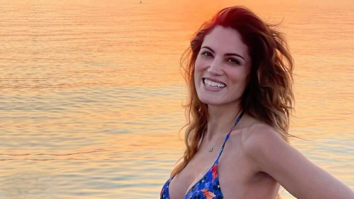 Με φουσκωμένη κοιλίτσα στον 6ο μήνα της εγκυμοσύνης της - Η Μαίρη Συνατσάκη με λευκό αντρικό μπλουζάκι στην Κρήτη