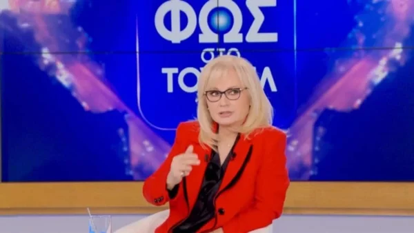 Δεν την αναγνώριζαν στο δρόμο - Η Αγγελική Νικολούλη άβαφη, με ατημέλητα μαλλιά και χωρίς κοστούμι