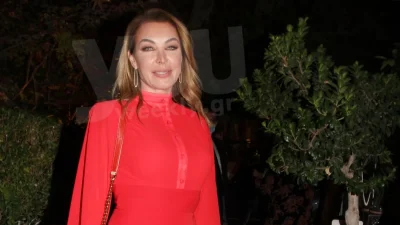 Στην Ύδρα με χλιδάτο σκάφος η Τατιάνα Στεφανίδου - Η ολόσωμη πόζα με το μαύρο της μαγιό