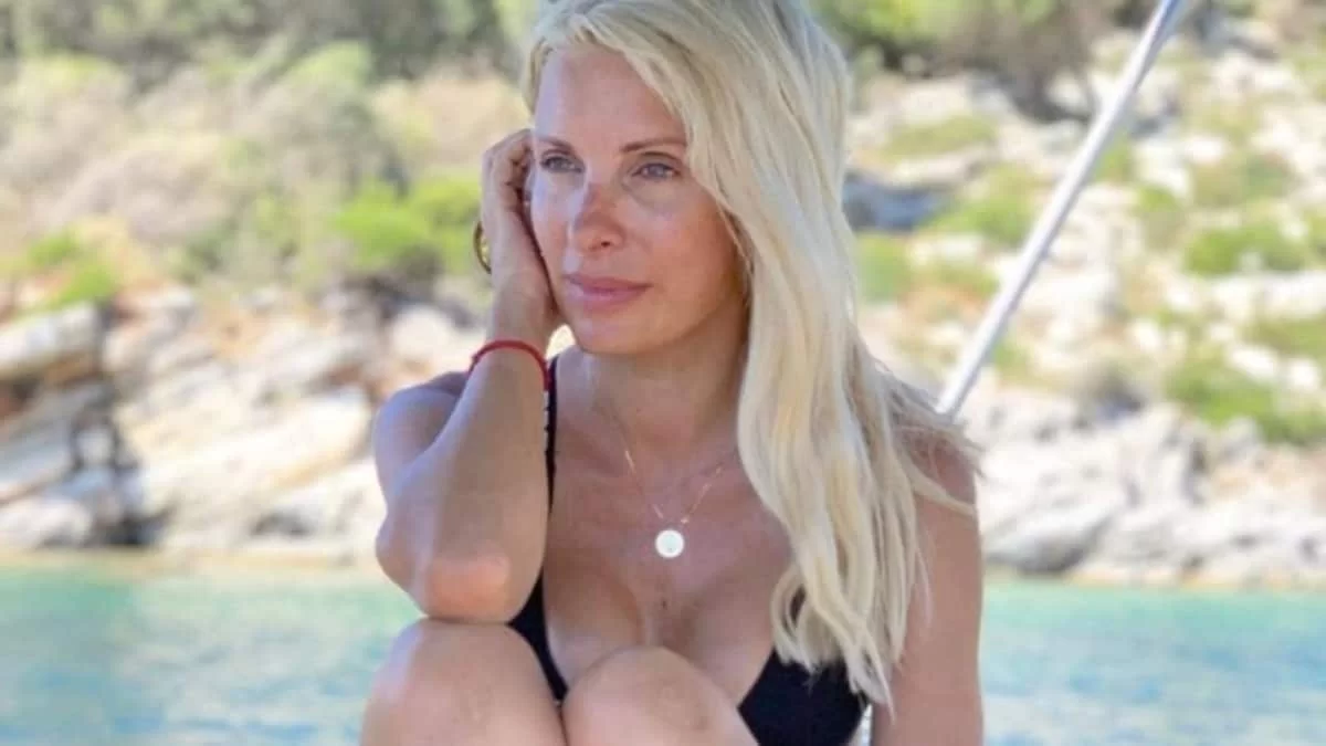 Η φωτογραφία της Ελένης Μενεγάκη αγκαλιά με τον Ματέο Παντζόπουλο και τις 3 κόρες της, Λάουρα, Βαλέρια, Μαρίνα