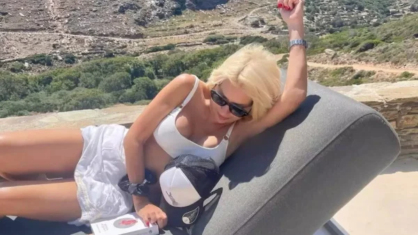 Το πραγματικό της σώμα στα 52 - Φωτογραφίες της Ελένης Μενεγάκη με μαγιό και κυτταρίτιδα