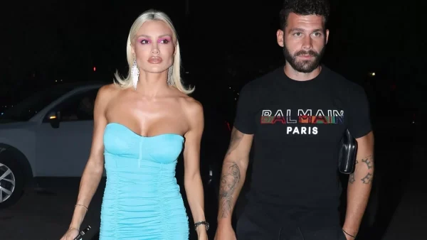 1.890 ευρώ κοστίζει η μικρή τσάντα της Αλεξάνδρας Παναγιώταρου - Τι φόρεσε στα μπουζούκια στο πλευρό του Στάθη Σχίζα