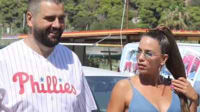 Με μπασκετικό look η Κατερίνα Στικούδη, στο πλευρό του συζύγου της, Βαγγέλη Σερίφη, στην Ψάθα