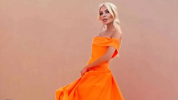 H φωτογραφία που κυκλοφορεί με πρωταγωνίστρια την Κατερίνα Καινούργιου και τρολάρει τον γάμο