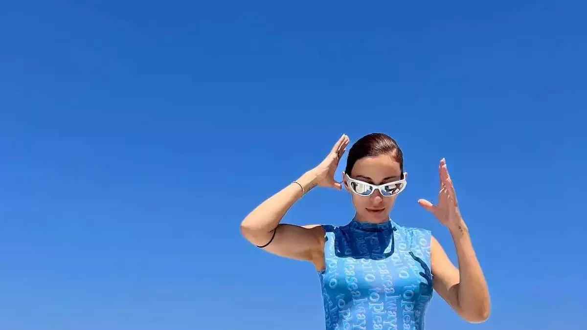 Με σούπερ στενό φόρεμα με κοψίματα στο πλάι - Η νέα ανάρτηση της Ελένης Φουρέιρα μετά τις φήμες περί εγκυμοσύνης