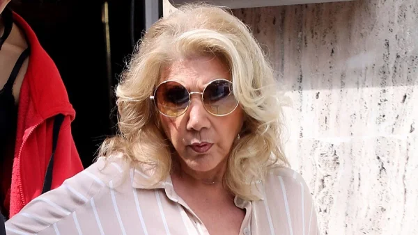 Η υπέρκομψη εμφάνιση της Λίτσας Πατέρα με την εγγονή της, στη φωτογράφιση του "Πρωινού" - Με καπέλο και σετάκι στο Νέο Ηράκλειο