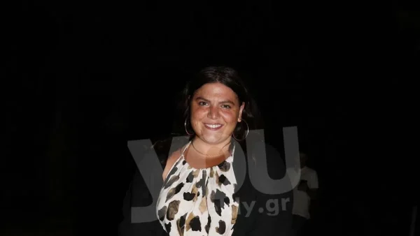 Ντυμένη με γήινα χρώματα και σχεδόν άβαφη - Η εντυπωσιακή εμφάνιση της Δανάης Μπάρκα σε βραδίνη έξοδο