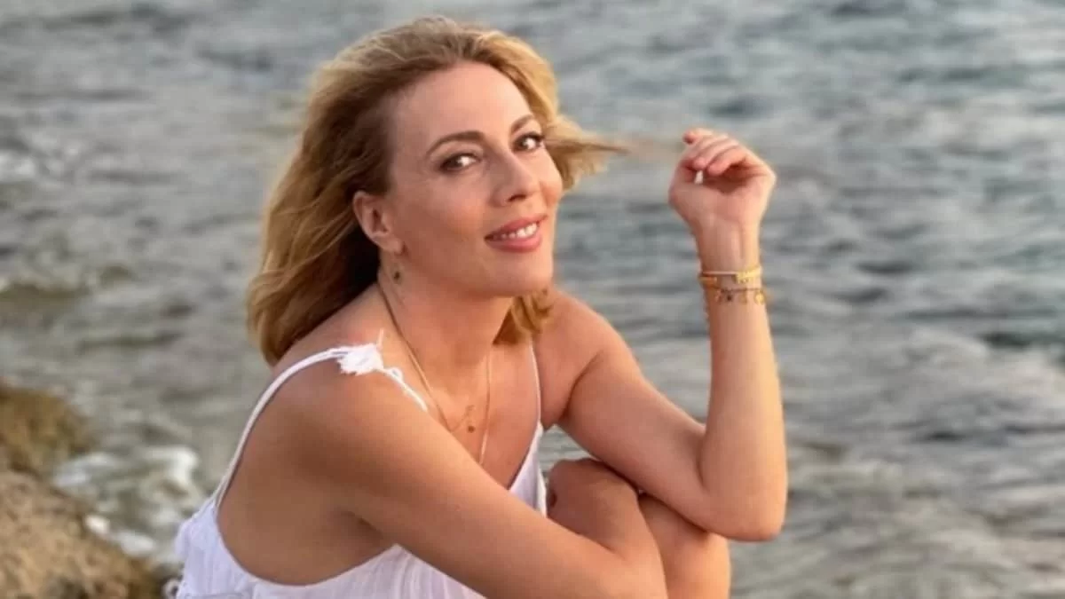 Είναι όλο από πέτρα και έχει τεράστια πισίνα που βλέπει τη θάλασσα - Το εξοχικό της Σμαράγδας Καρύδη στην Αίγινα