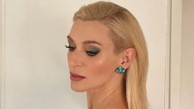 Με κόκκινο γωνιακό καναπέ στο σαλόνι και ένα ράφι γεμάτο φυτά - Το σπίτι της Ζέτας Δούκα και του Μιχάλη Χατζαντωνά