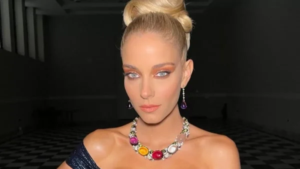 Αμακιγιάριστη με κορδέλα στα μαλλιά - Σαν μια άλλη η Δούκισσα Νομικού