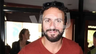 Τρομάξαμε να τον αναγνωρίσουμε - Μαυρισμένος και χαμογελαστός για διακοπές στα Μάταλα ο Ηλίας Μελέτης