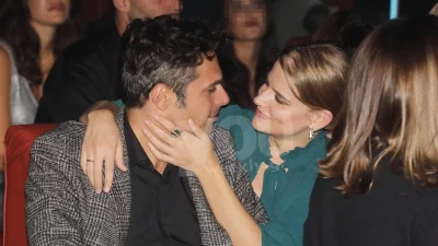 Full in love η Δανάη Μιχαλάκη και ο Γιώργος Παπαγεωργίου - Ηλιοκαμένοι και αγκαλιασμένοι στα στενά της Σίφνου