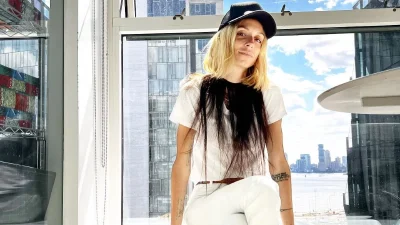 Μία από τις πιο ωραίες εμφανίσεις της Σοφίας Καρβέλα: Μπλε, floral, maxi φόρεμα και σανδάλια αρχαιοελληνικού τύπου