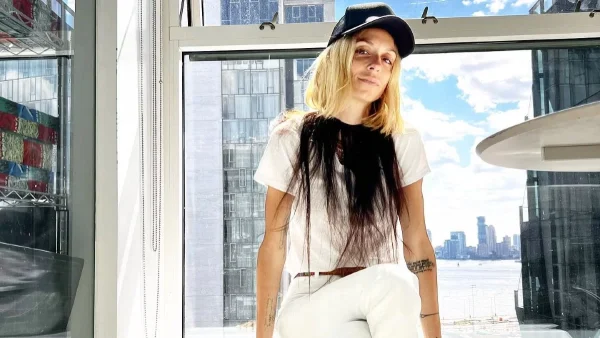 Μία από τις πιο ωραίες εμφανίσεις της Σοφίας Καρβέλα: Μπλε, floral, maxi φόρεμα και σανδάλια αρχαιοελληνικού τύπου