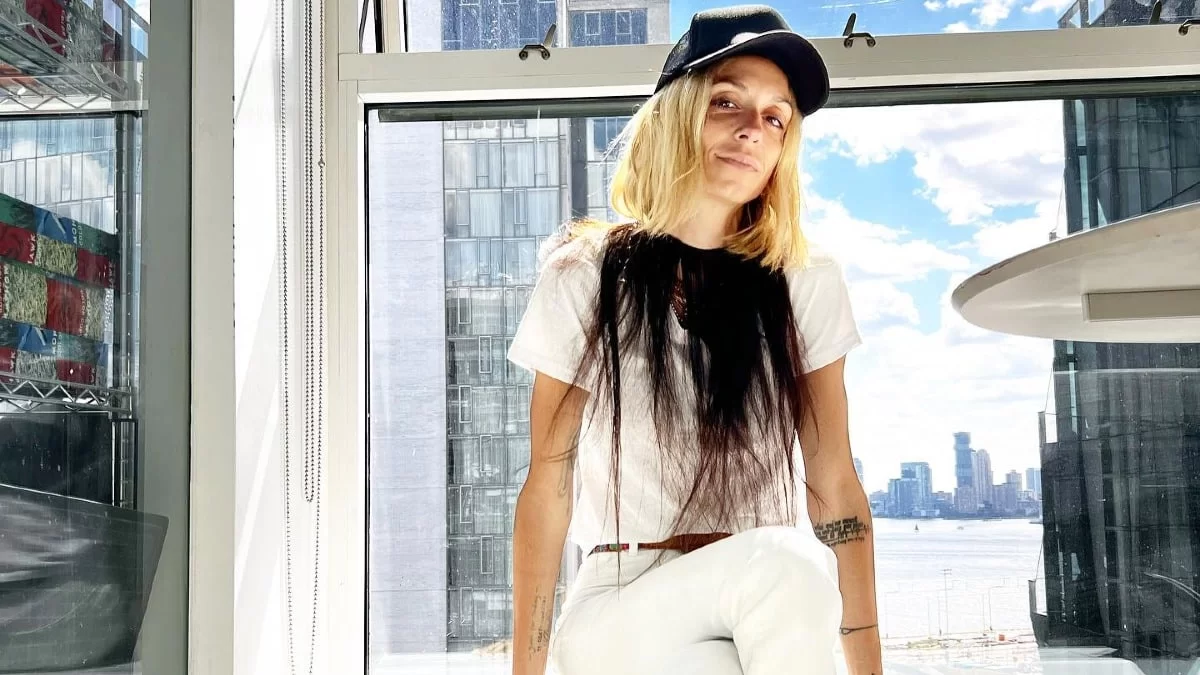 Μία από τις πιο ωραίες εμφανίσεις της Σοφίας Καρβέλα: Μπλε, floral, maxi φόρεμα και σανδάλια αρχαιοελληνικού τύπου