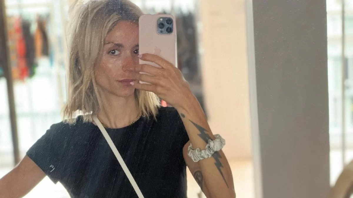 Με την πιο στιλάτη τσάντα, αξίας 1.200 ευρώ, από τον οίκο Loewe, η Σοφία Καρβέλα στη Νέα Υόρκη (photo)