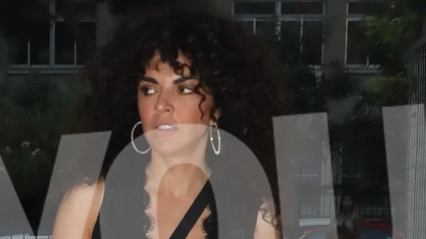 Μπήκε στο αμάξι με πετσέτα στα μαλλιά - Το ''τερμάτισε'' η Μαρία Σολωμού