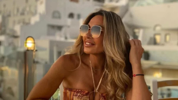 Με ολόσωμο χρυσό μαγιό ξαπλωμένη στην άμμο - Το πραγματικό σώμα της Ελένης Πετρουλάκη στα 52 της