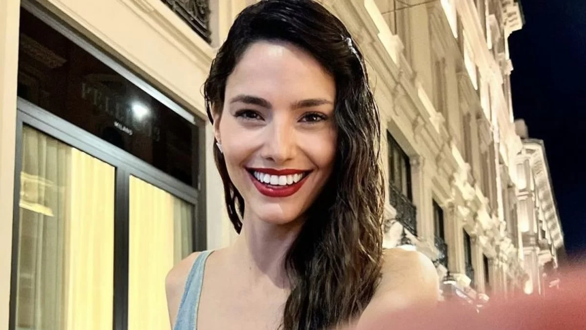 Όχι στην Τενερίφη αλλά στην Ελλάδα - Σε καταγάλανα νερά με αποκαλυπτικό ολόσωμο μαγιό η Ηλιάνα Παπαγεωργίου