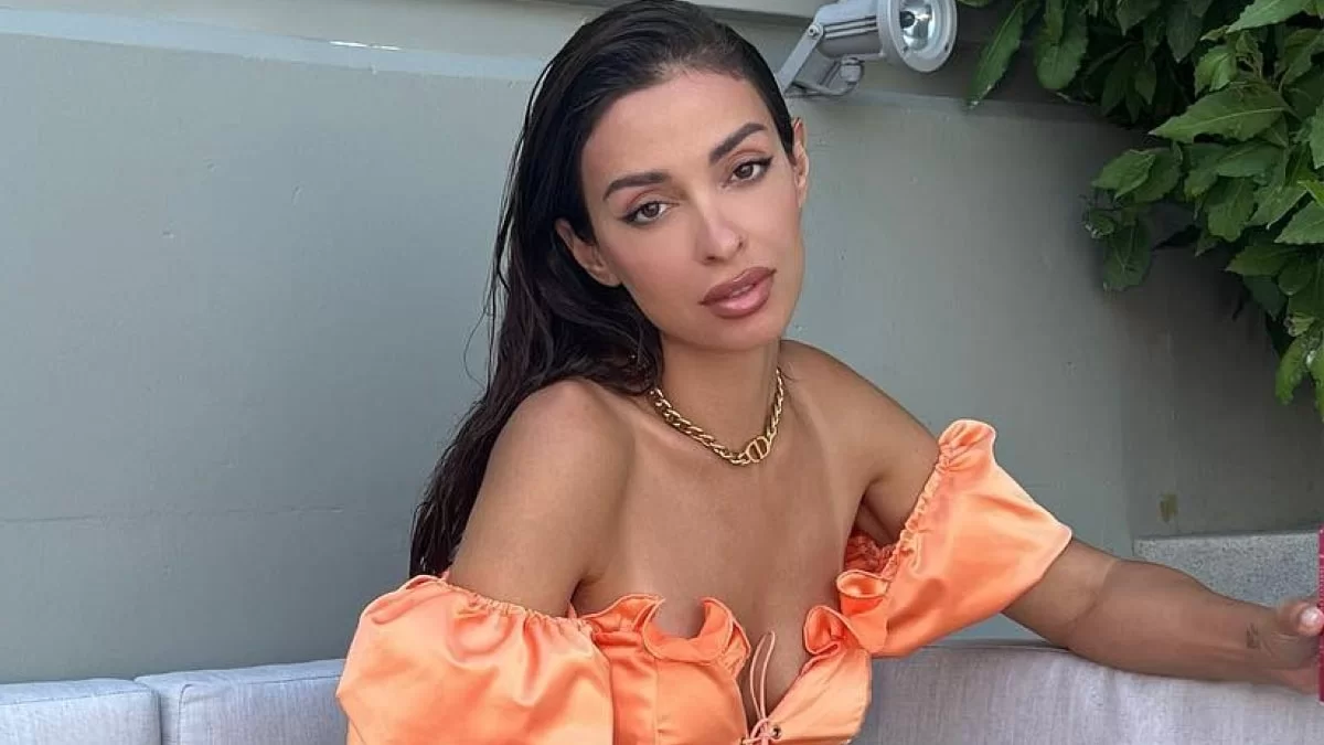 Με πλεκτό top σε lime χρώμα, ασορτί τσάντα, mini φούστα και ψηλές μπότες η Ελένη Φουρέιρα παραδίδει μαθήματα στιλ