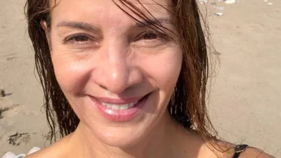 «Όσο πιο άγρια τόσο πιο...» - Κόβει την ανάσα η Κατερίνα Λέχου με το μικροσκοπικό μπικίνι της παίζοντας με τα κύματα