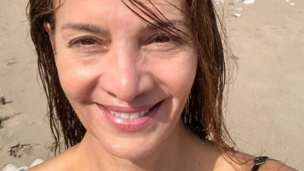 «Όσο πιο άγρια τόσο πιο...» - Κόβει την ανάσα η Κατερίνα Λέχου με το μικροσκοπικό μπικίνι της παίζοντας με τα κύματα